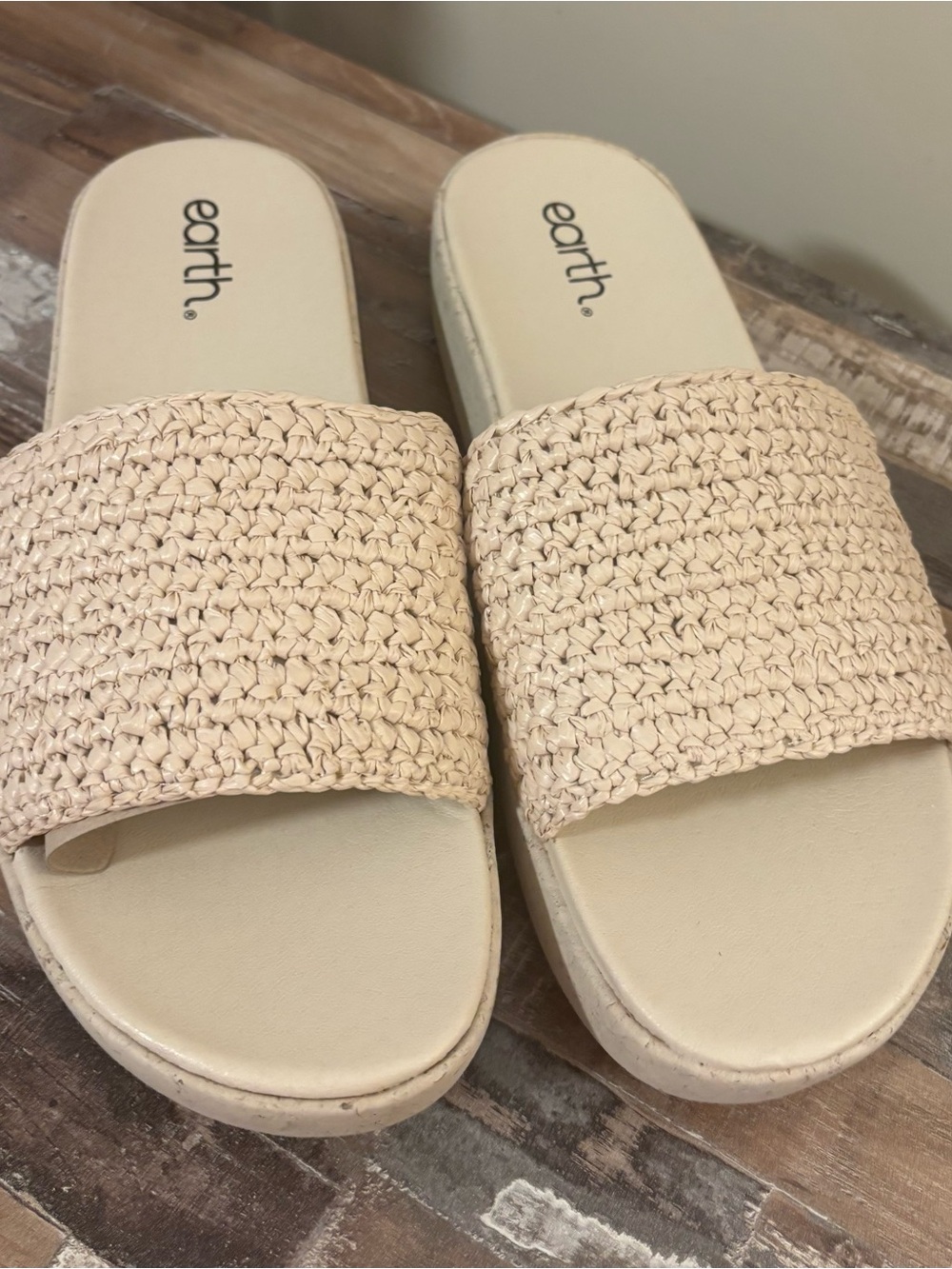 earth sandals Size 10
Ivory Color
